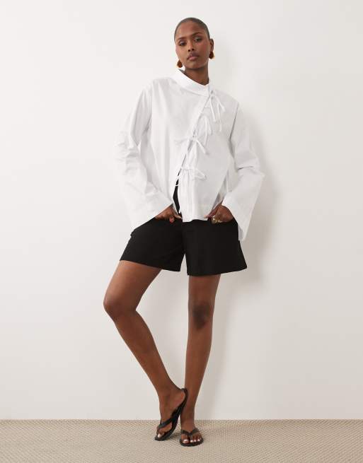ASOS DESIGN - Asymmetrisch overhemd in mandarin-stijl met gestrikte voorkant in wit, 2 van 4