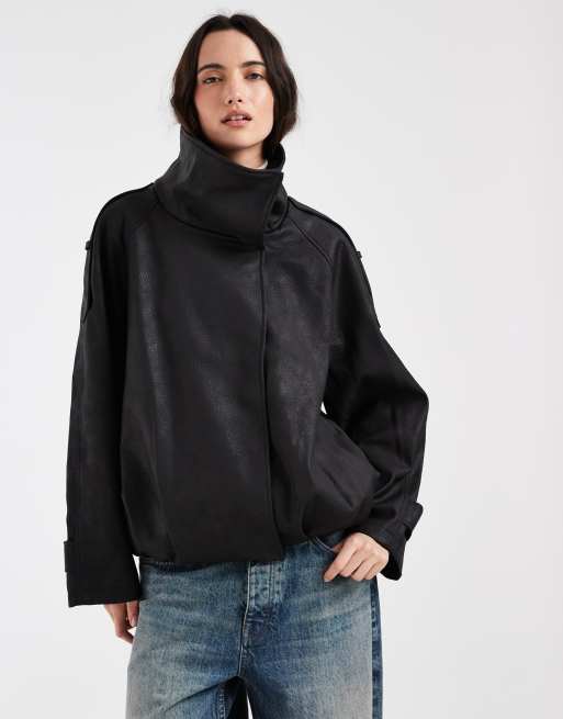 ASOS DESIGN asymmetrische Bomberjacke in Lederoptik in Schwarz, 3 von 4