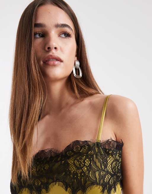 ASOS DESIGN - Asymmetrische camitop van satijn met rand van kant in olijfgroen, 4 van 4