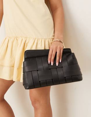 ASOS DESIGN - Asymmetrische Clutch in Schwarz mit Schlaufenhenkel und Flechtdesign