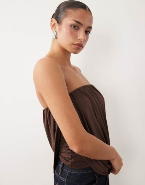ASOS DESIGN - Asymmetrische gedrapeerde bandeau-top van gladde stof in bruin - view 1