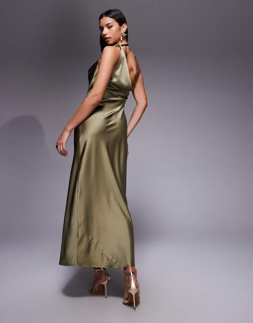ASOS DESIGN - Asymmetrische gedrapeerde maxi-jurk van satijn met blote schouder in kaki, 4 van 4