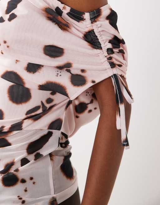 ASOS DESIGN - Asymmetrische getailleerde top van mesh met gerimpelde schouders en abstracte stippen in roze, 2 van 4