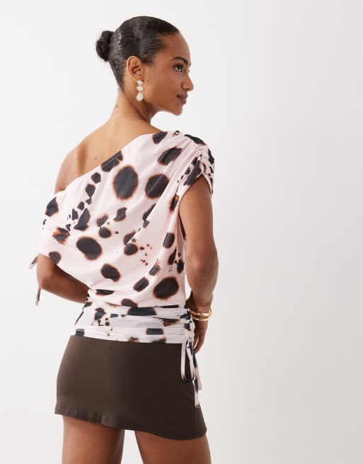 ASOS DESIGN - Asymmetrische getailleerde top van mesh met gerimpelde schouders en abstracte stippen in roze, 4 van 4