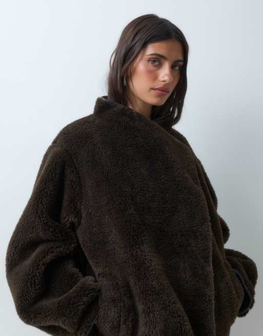 ASOS DESIGN asymmetrische jack met opstaande hals en korte borg in chocoladebruin, 2 van 4