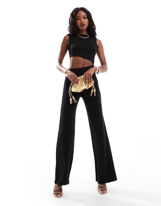 ASOS DESIGN - Asymmetrische jumpsuit met wijde pijpen en uitsnijding in zwart