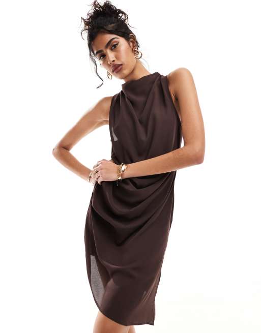ASOS DESIGN - Asymmetrische midi jurk met gedrapeerde halslijn en drapering in chocoladebruin