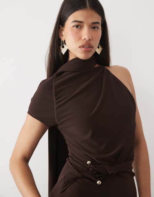 ASOS DESIGN asymmetrische midi-jurk met sjaaldetail en gerimpelde taille-afwerking in chocoladebruin, 2 van 4