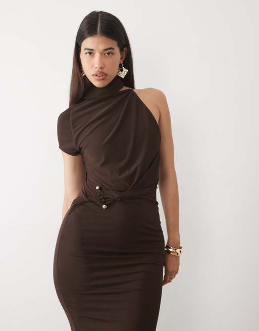 ASOS DESIGN asymmetrische midi-jurk met sjaaldetail en gerimpelde taille-afwerking in chocoladebruin, 3 van 4