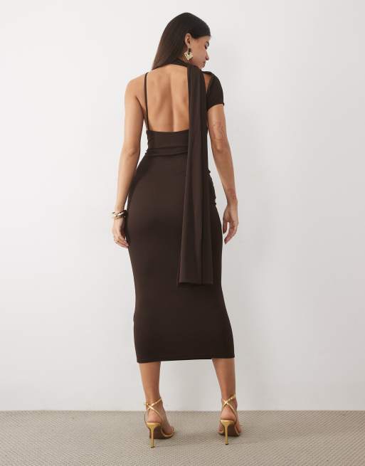 ASOS DESIGN asymmetrische midi-jurk met sjaaldetail en gerimpelde taille-afwerking in chocoladebruin, 4 van 4