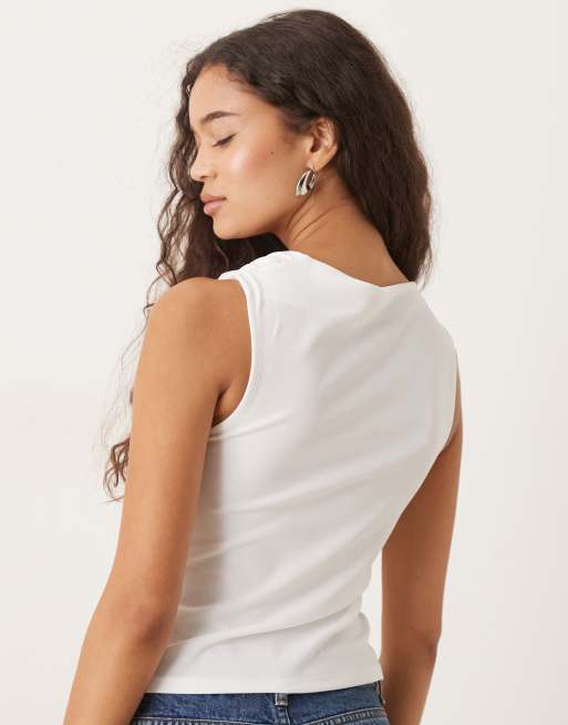 ASOS DESIGN - Asymmetrische mouwloze top met knoop in wit, 4 van 4