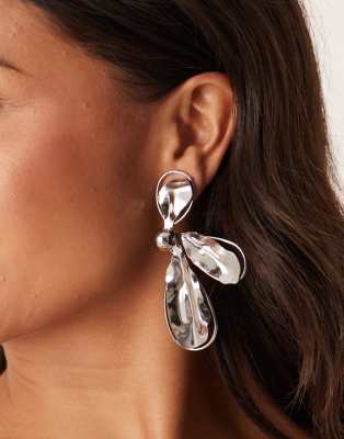ASOS DESIGN - Asymmetrische Ohrstecker mit halbem Blütendesign aus strukturiertem Metall in Silberoptik