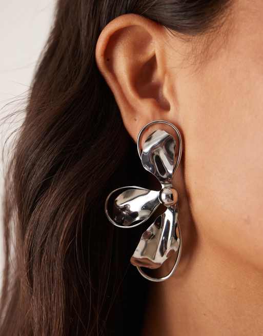 ASOS DESIGN – Asymmetrische Ohrstecker mit halbem Blütendesign aus strukturiertem Metall in Silberoptik, 3 von 3