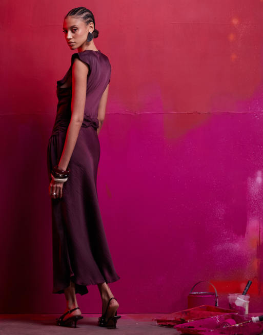 ASOS DESIGN - Asymmetrische satijnen jurk met ruches in donkerpaars, 4 van 5
