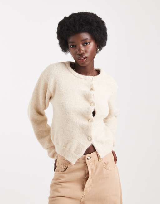 ASOS DESIGN – Asymmetrische Strickjacke in Hellbeige mit welliger Knopfleiste