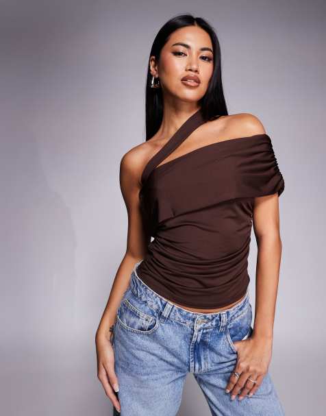 ASOS DESIGN - Asymmetrische top met blote schouder en omgeslagen bardot-hals in bruin - view 1