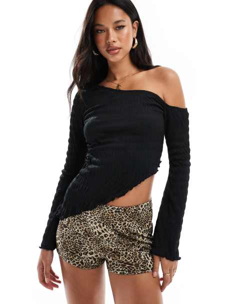 ASOS DESIGN - Asymmetrische top met blote schouder in zwart - view 1