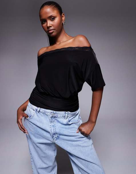 ASOS DESIGN - Asymmetrische top met blote schouders, kanten rand en tailledetail in zwart - view 1