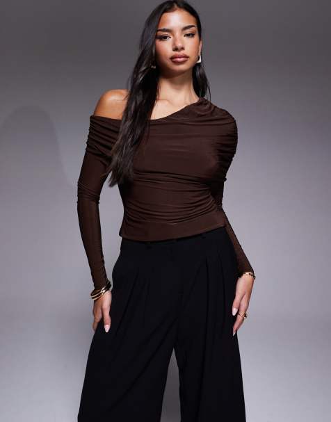 ASOS DESIGN - Asymmetrische top met cape-schouder en lange mouwen in chocoladebruin - view 1