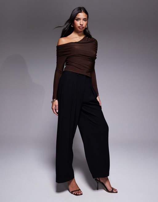 ASOS DESIGN - Asymmetrische top met cape-schouder en lange mouwen in chocoladebruin, 3 van 4