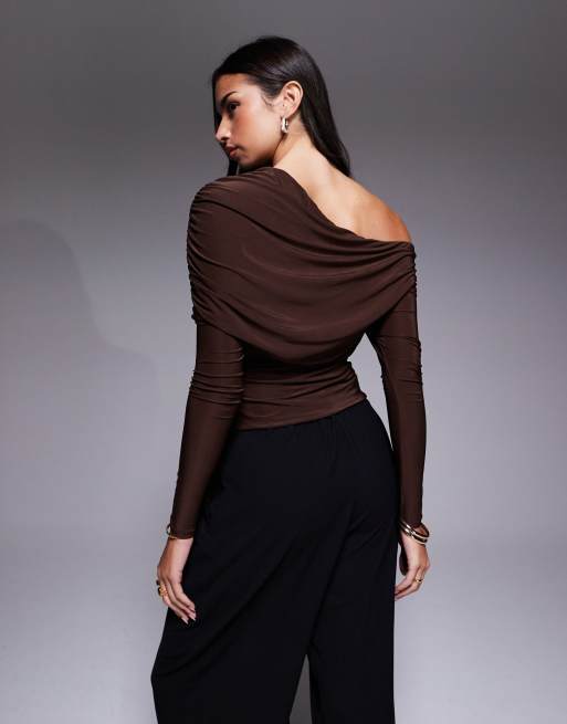 ASOS DESIGN - Asymmetrische top met cape-schouder en lange mouwen in chocoladebruin, 4 van 4