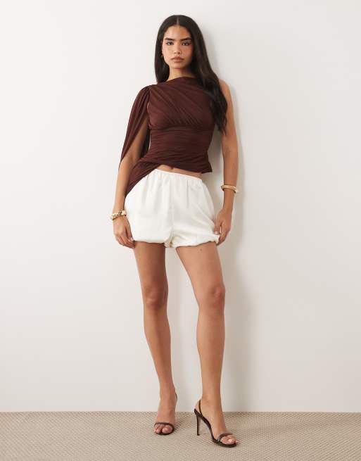 ASOS DESIGN - Asymmetrische top met rimpeleffect en capemouw in bruin, 2 van 4
