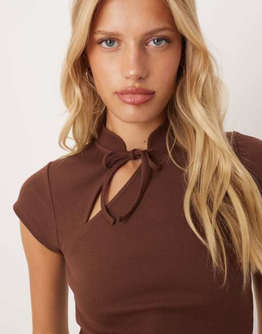 ASOS DESIGN - Asymmetrische top met rouleau-strikje in chocoladebruin, 3 van 4