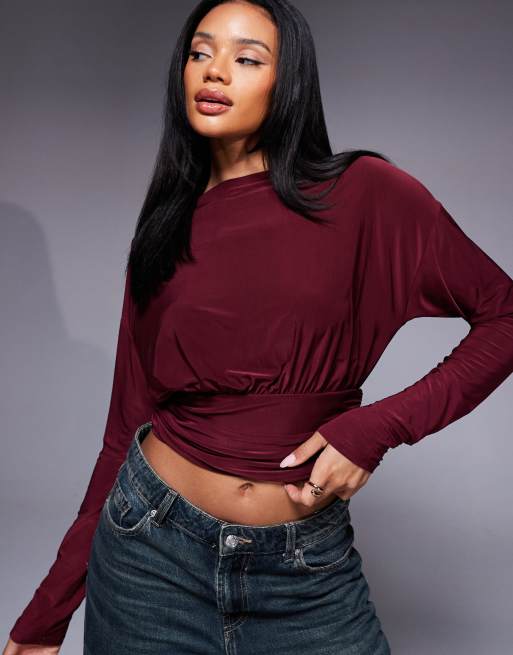 ASOS DESIGN - Asymmetrische top van gladde stof met blote schouder, lange mouwen en getailleerd detail in bordeauxrood
