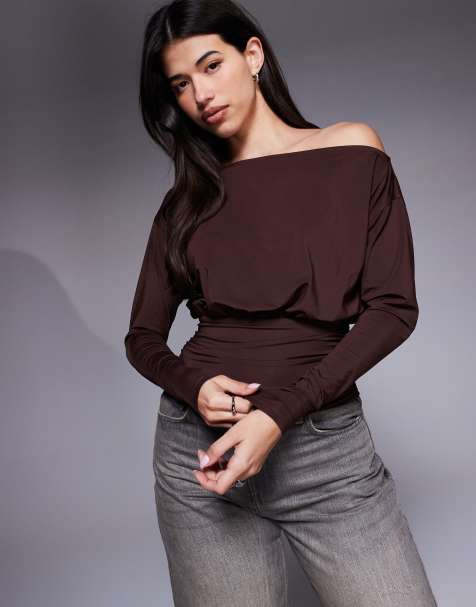 ASOS DESIGN - Asymmetrische top van gladde stof met blote schouder, lange mouwen en getailleerd detail in chocoladebruin - view 1