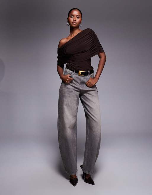 ASOS DESIGN - Asymmetrische top van gladde stof met cape-schouders in bruin, 2 van 4