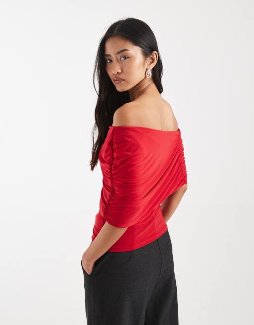 ASOS DESIGN - Asymmetrische top van gladde stof met cape-schouders in rood, 3 van 4