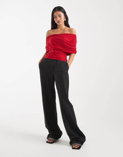 ASOS DESIGN - Asymmetrische top van gladde stof met cape-schouders in rood, 4 van 4