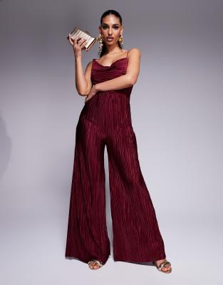 ASOS DESIGN - Asymmetrischer, drapierter Plissee-Jumpsuit in Burgunderrot mit schmalen Trägern