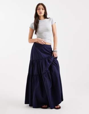 ASOS DESIGN - Asymmetrischer, gestufter Boho-Maxirock in Marineblau-Schwarz