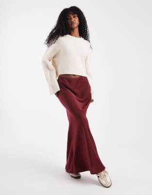 ASOS DESIGN - Asymmetrischer Maxirock aus Satin in Burgunderrot