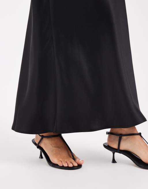 ASOS DESIGN – Asymmetrischer Maxirock aus Satin in Schwarz, 4 von 11