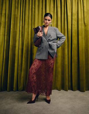 ASOS DESIGN - Asymmetrischer Maxirock aus Spitze in Kirschrot