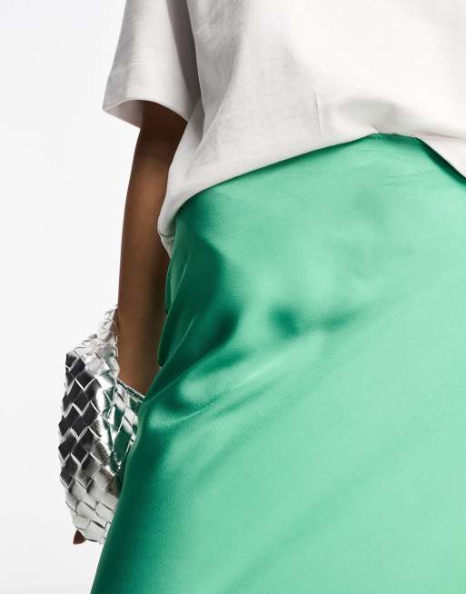 ASOS DESIGN – Asymmetrischer Midirock aus Satin in Smaragdgrün , 3 von 4