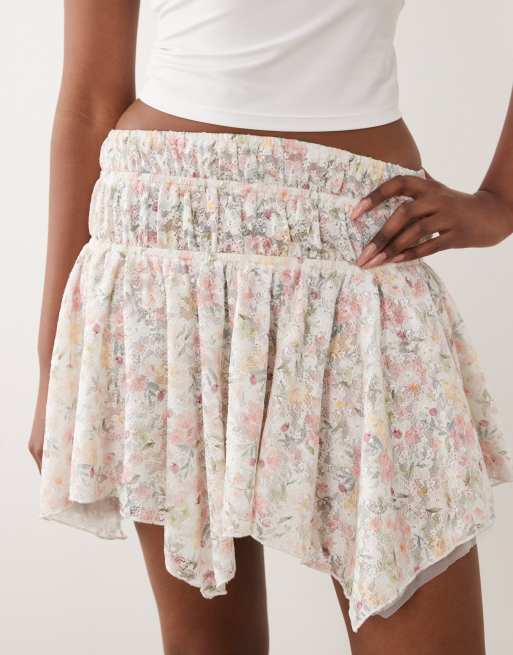 ASOS DESIGN – Asymmetrischer Minirock mit rosa Blumenmuster und Spitzenlage, 4 von 5