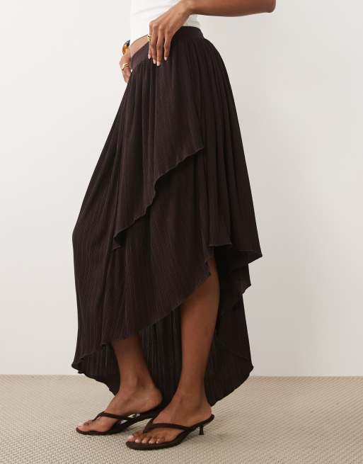 ASOS DESIGN – Asymmetrischer, plissierter, strukturierter Midirock in Schokobraun, 2 von 5