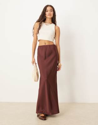 ASOS DESIGN - Asymmetrischer Satin-Maxirock in Schokobraun-Brown