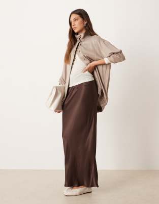 ASOS DESIGN - Asymmetrischer Satin-Maxirock in Schokobraun-Brown