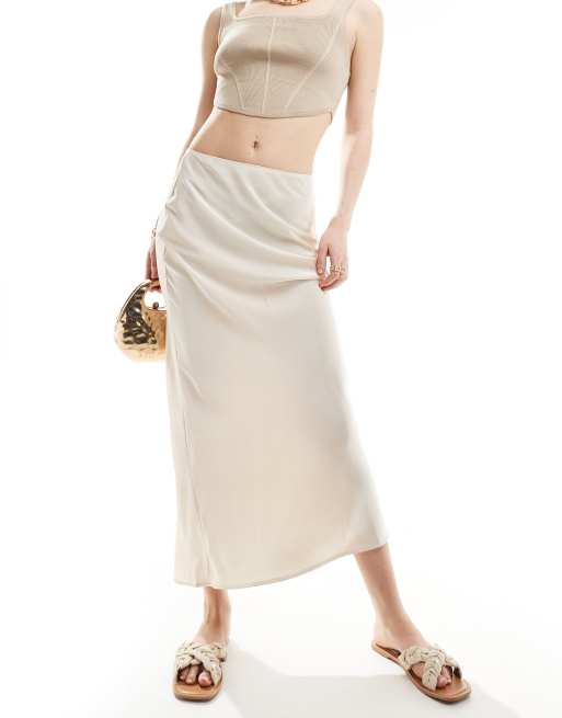ASOS DESIGN – Asymmetrischer Satin-Midirock in Austernweiß
