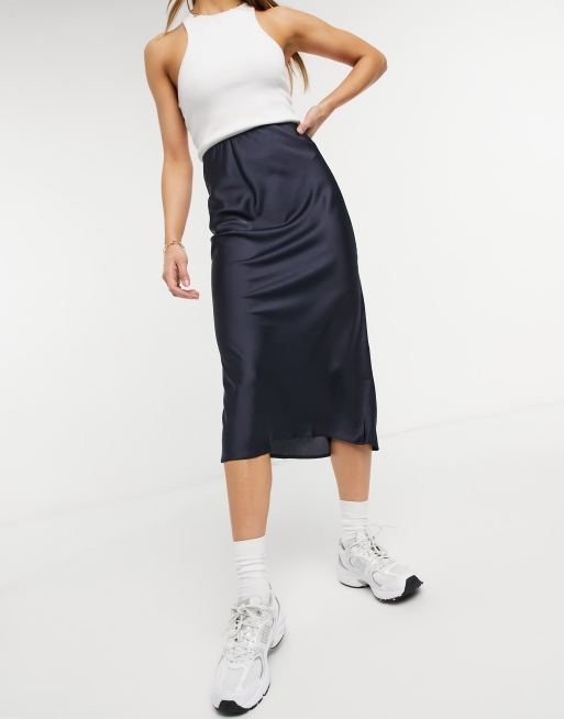 ASOS DESIGN – Asymmetrischer Satin-Midirock in Marineblau