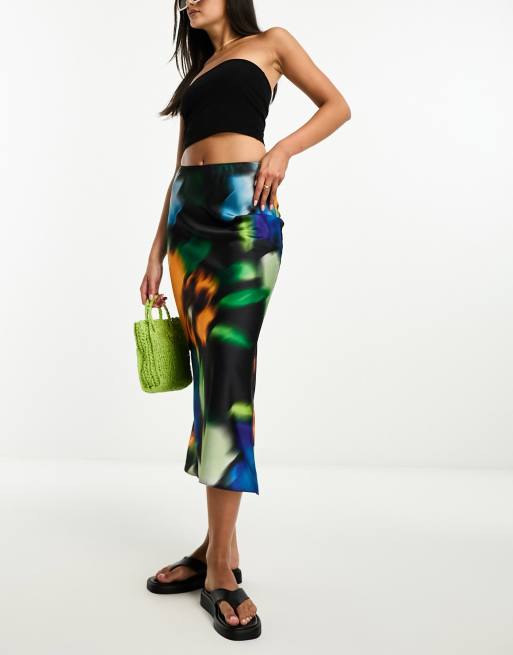 ASOS DESIGN – Asymmetrischer Satin-Midirock mit abstraktem Muster 