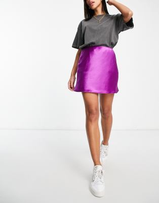 ASOS DESIGN - Asymmetrischer Satin-Minirock in Dahlie-Lila