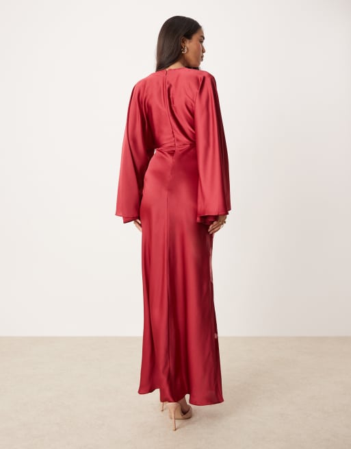 ASOS DESIGN – Asymmetrisches, besticktes Maxikleid aus Satin in Beerenrot mit extrem weiten Ärmeln, 2 von 4