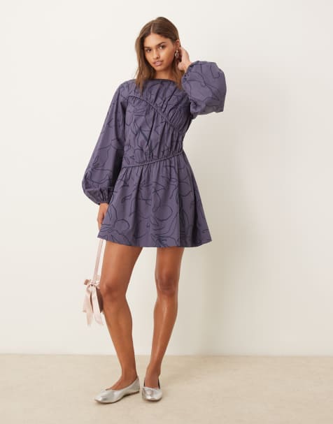 ASOS DESIGN – Asymmetrisches, gerafftes Minikleid in Blau mit Blumenmuster in geschnörkelter Optik - view 1