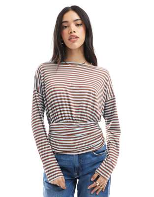 ASOS DESIGN - Asymmetrisches, gestreiftes, langärmliges One-Shoulder-Oberteil mit geraffter Taille-Bunt