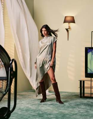 ASOS DESIGN - Asymmetrisches, hochgeschlossenes Midikleid in schimmerndem Grün mit Cape-Bunt